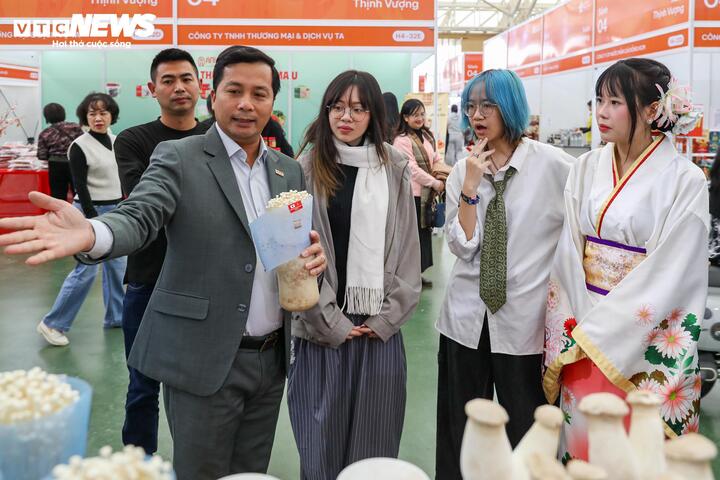 Theo ông Nguyễn Hữu Tĩnh, Giám đốc công ty, nấm của doanh nghiệp được trồng bằng công nghệ và giống Nhật Bản, với tiêu chuẩn dây chuyền sản xuất rất cao và yêu cầu khắt khe. “Các thông số từ nhiệt độ, độ pH, CO₂ đến oxy đều được kiểm soát chặt chẽ. Hằng tháng, hằng quý, các kỹ sư Nhật Bản trực tiếp sang giám sát, điều chỉnh dây chuyền nhằm bảo đảm chất lượng ổn định và đồng nhất”, ông Tĩnh nói.