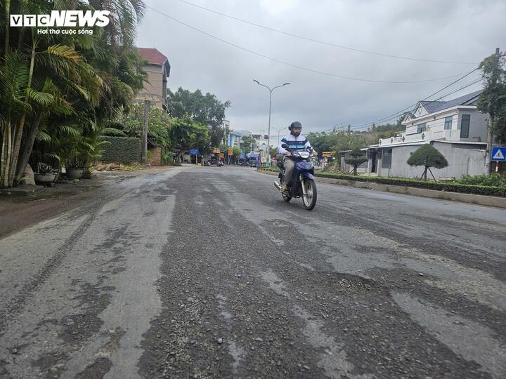 Tại đoạn QL1 qua xã Tuy An Bắc, đoạn đường bị cào tróc, nhiều "ổ gà" khiến người dân 2 bên đường và nhiều tài xế ngán ngẩm.
