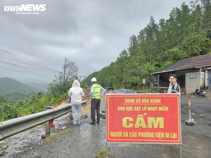 Tại khu vực đèo Cả đoạn Km1360+890 thuộc địa phận xã Hòa Xuân, mưa lũ vào cuối tháng 11/2025 làm sạt lở một đoạn đường dài. Cơ quan chức năng phải cắm bảng cấm người và phương tiện đi lại.