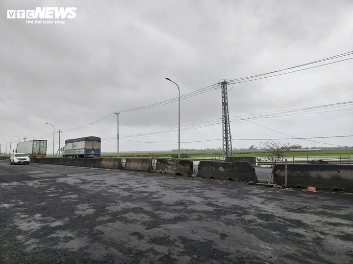 Cơ quan chức năng đã tạm thời khắc phục điểm hư hỏng trên nhưng mặt đường vẫn còn nhiều "ổ gà, ổ voi".