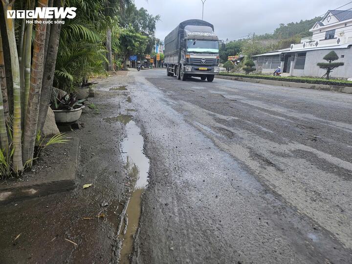 Anh Nguyễn Văn Sơn, một tài xế đường dài thường xuyên đi qua tuyến này, cho biết mỗi lần đi qua Quốc lộ 1 đoạn qua tỉnh Phú Yên cũ đều phải chạy chậm để tránh ổ gà. “Tuyến đường này nhiều năm nay hư hỏng liên tục, năm nay thêm lũ lụt nên tình trạng xuống cấp càng nghiêm trọng hơn, đi ban đêm rất lo”, anh Sơn chia sẻ.