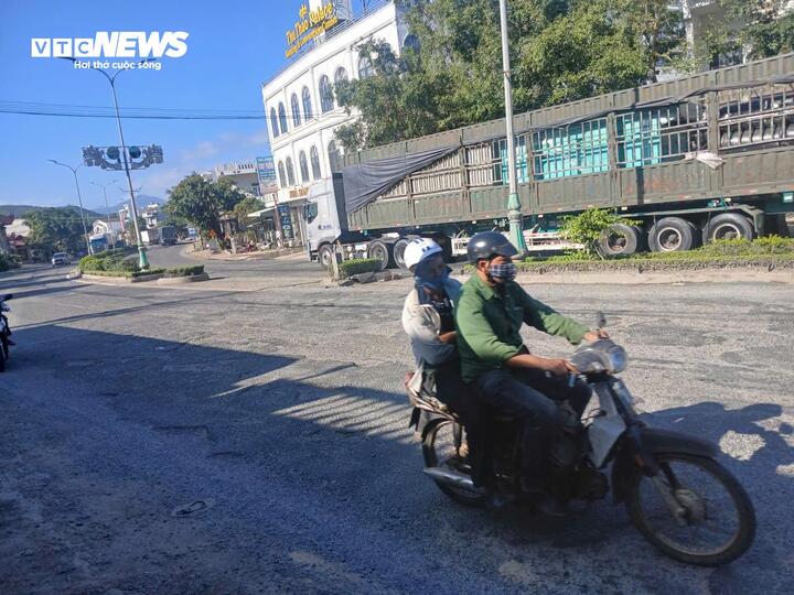 Ông Võ Đình Thái, Phó Giám đốc Công ty Cổ phần Quản lý và Sửa chữa Đường bộ Phú Yên, cho biết mặc dù thời tiết khu vực thường xuyên mưa, trời rét, nhưng công nhân vẫn tranh thủ thi công ngày đêm, quyết tâm hoàn thành các hạng mục còn lại. “Chúng tôi phấn đấu thông xe qua Đèo Cả sớm nhất để phục vụ nhu cầu đi lại của người dân trong dịp Tết”, ông Thái nói.