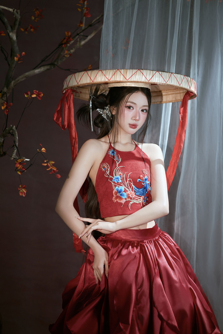 Còn khi khoác lên mình chiếc yếm đỏ rực rỡ - gam màu biểu tượng cho sự may mắn dịp Tết, Thanh Hương lập tức “lột xác” với thần thái sắc sảo, đầy quyến rũ, trưởng thành.