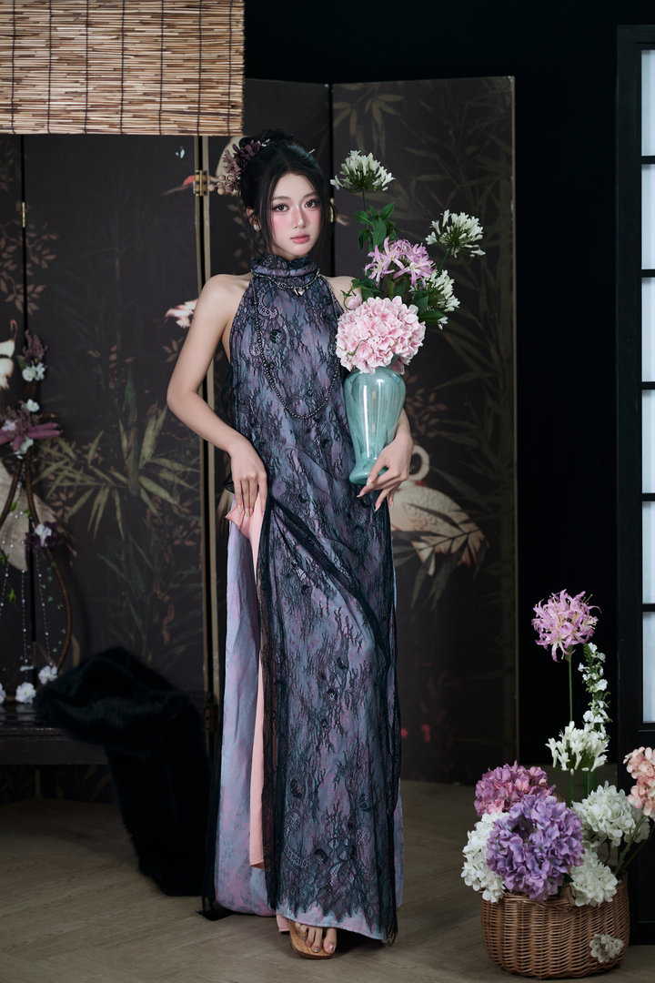 Bờ vai thon thả cùng vóc dáng mảnh mai được tôn lên tinh tế nhưng vẫn giữ được nét duyên dáng.