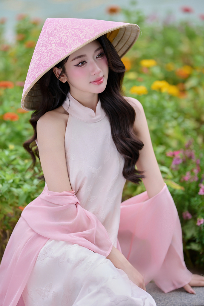 Trên trang cá nhân, Á khôi Thanh Hương đăng tải bộ ảnh nghệ thuật đầy cảm xúc với trang phục yếm đào.