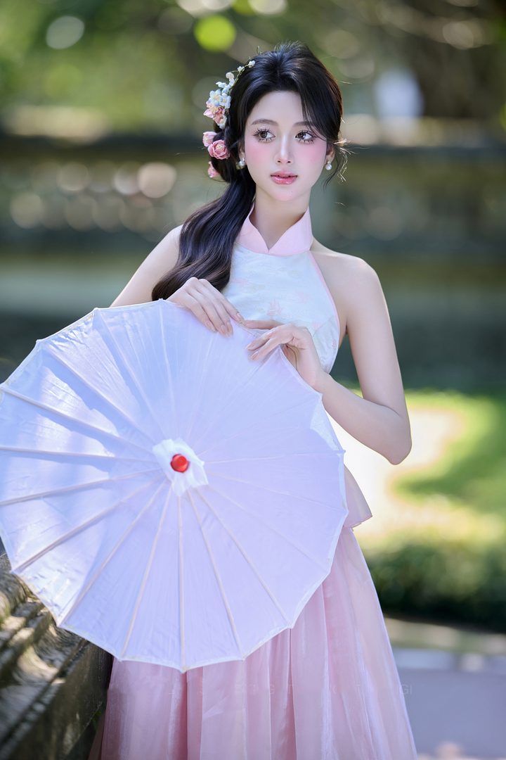 Trần Thị Thanh Hương (sinh năm 2004, quê Hải Phòng) được biết đến rộng rãi sau khi giành ngôi vị Á khôi 1 tại cuộc thi Hoa khôi Duyên dáng Áo dài Việt Nam 2025. Trước đó, cô đã có kinh nghiệm làm người mẫu ảnh. Bên cạnh các hoạt động nghệ thuật, người đẹp Hải Phòng cũng dành sự quan tâm lớn cho lĩnh vực kinh doanh và thiết kế nội thất.