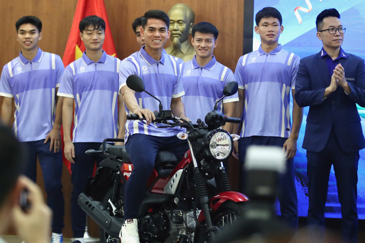 Khuất Văn Khang hào hứng với phần thưởng mới.