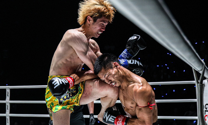 Ranma (bên trái) hạ gục đối thủ người Thái Lan.