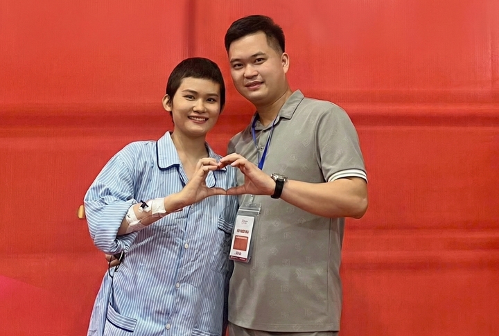 Hành trình điều trị bệnh của Mai luôn có chồng bên cạnh. (Ảnh: NVCC)