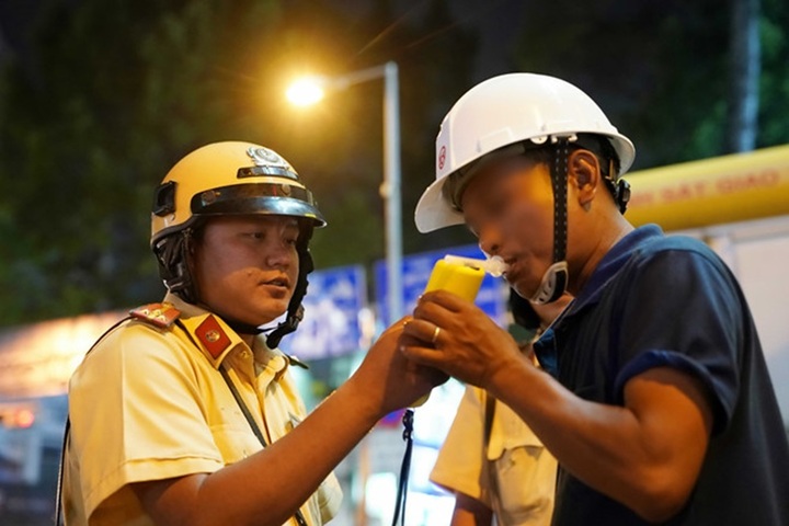 Người đi bộ sau khi đã uống nhiều rượu, bia, có nồng độ cồn cao trong người dẫn đến say xỉn, không làm chủ được ý thức và hành vi của mình mà vi phạm các nguyên tắc về giao thông thì sẽ bị phạt tiền từ 150.000 đồng đến 250.000 đồng. (Ảnh minh họa).