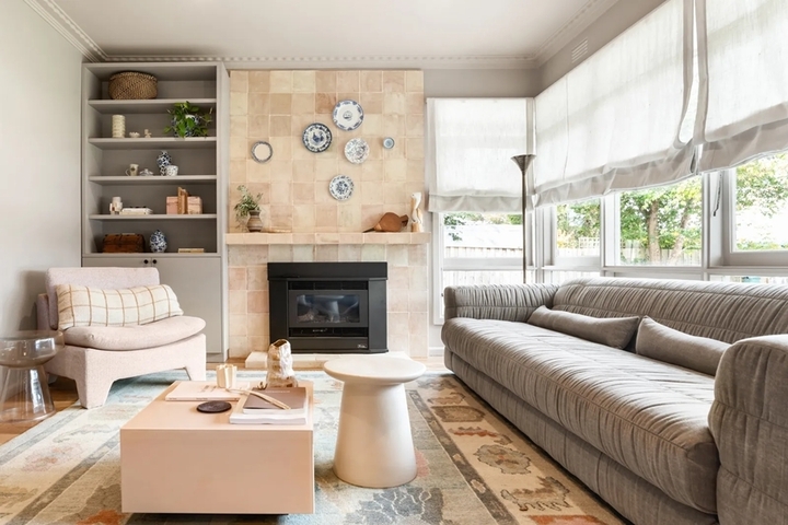 Phòng khách ít vách ngăn giúp cha mẹ dễ quan sát con. (Ảnh: Architectural Digest)