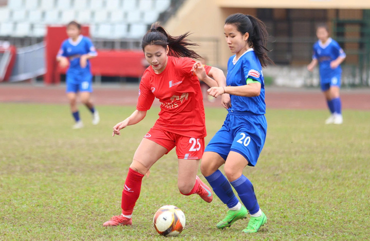 Phong Phú Hà Nam (áo đỏ) đánh bại Thái Nguyên T&T.