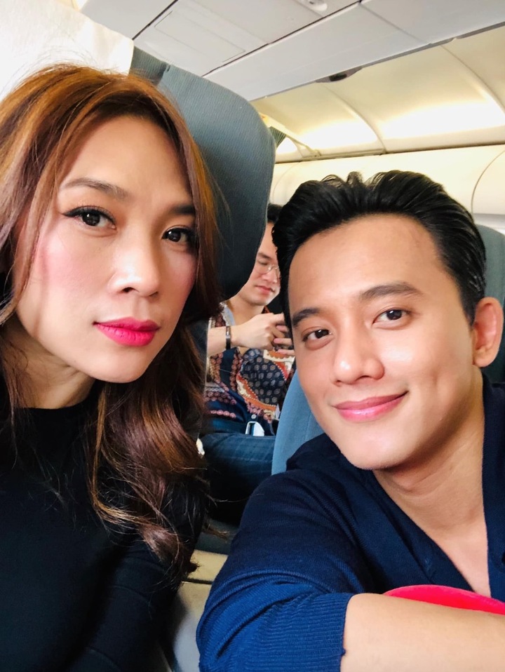 Dịp Tết 2022, hình ảnh nam diễn viên về quê Mỹ Tâm tại Đà Nẵng gây xôn xao cộng đồng mạng. Đến tháng 2/2024, cặp đôi tiếp tục bị bắt gặp tại sân bay, dù che chắn kỹ càng nhưng vẫn không tránh khỏi sự chú ý của người hâm mộ.