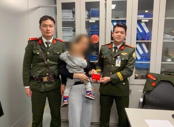 Đại diện Đội An ninh hàng không (Phòng Quản lý Xuất nhập cảnh Công an TP Huế) trao trả số trang sức bằng vàng thất lạc cho chị H.T.L