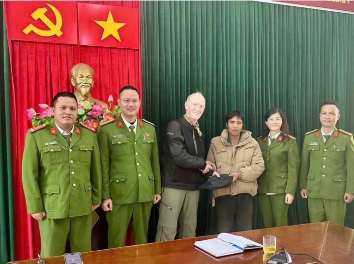 Công an xã A Lưới 2 tổ chức trao trả tài sản đánh rơi cho nam du khách người Anh