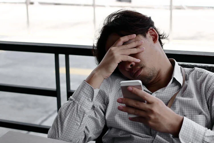 Tôi thất vọng khi thấy tin nhắn vợ tâm sự, "đò đưa" người đàn ông khác, nhưng mẹ vợ bảo chuyện đó là bình thường. (Ảnh minh họa: Dreamtiny)