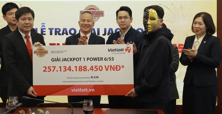 Ông N. nhận giải độc đắc hơn 257 tỷ đồng. (Ảnh: Đại Việt)