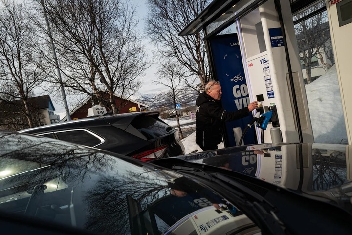 Tài xe đang sạc xe điện tại trạm sạc ở Alta, Finnmark, Na Uy. (Ảnh: Washington Post)