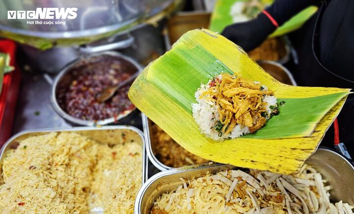 Xôi mặn kết hợp nhiều nguyên liệu ăn kèm cũng là món được yêu thích.