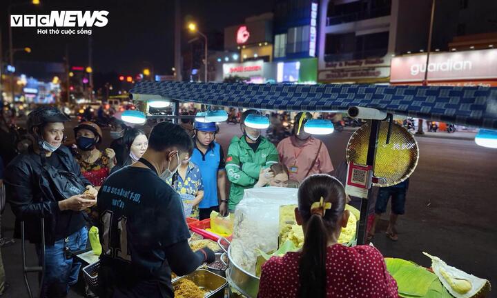 Điểm bán xôi mở bán từ 18h đến 21h là hết hàng.