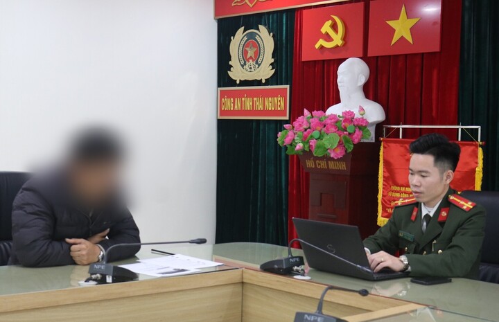 Công an làm việc với chủ tài khoản bình luận xúc phạm CSGT hy sinh khi làm nhiệm vụ. (Ảnh: Công an Thái Nguyên)