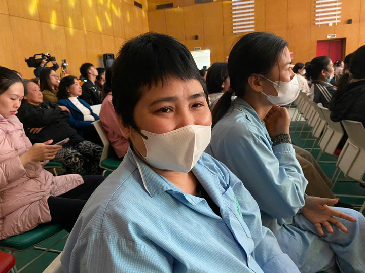 Chị Trần Thị Hoa (quê Tuyên Quang) phấn khởi khi được xem đêm nhạc Blouse trắng - Trái tim hồng.