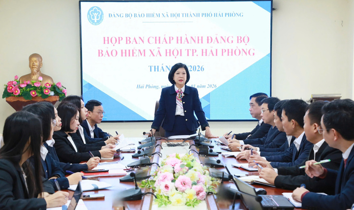 Bà Trần Thị Hương - Giám đốc BHXH TP Hải Phòng chủ trì hội nghị BCH Đảng bộ BHXH Thành phố triển khai nhiệm vụ năm 2026.