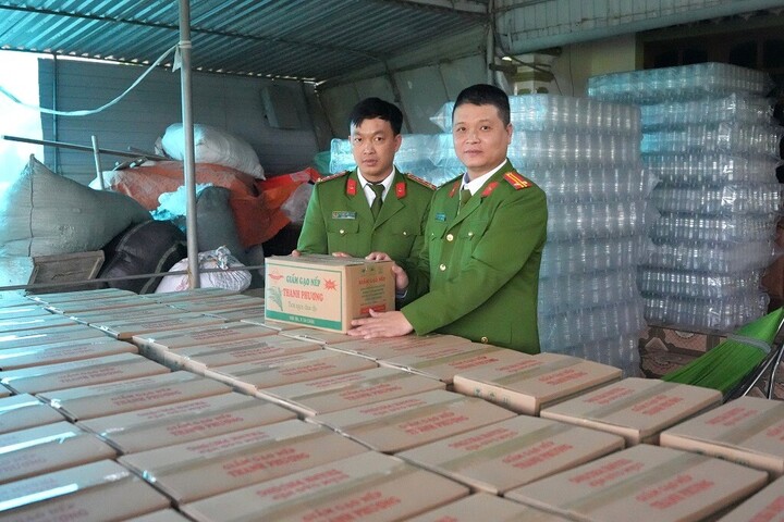 Lực lượng Công an thu giữ hàng trăm thùng cát tông chứa giấm giả do Lê Thị Lộc sản xuất