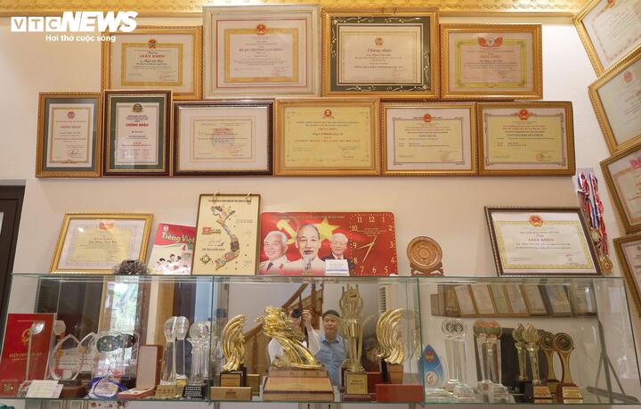 Các loại giải thưởng, các loại bằng khen, giấy khen của cơ quan chức năng từ địa phương đến Trung ương cấp cho ông Phạm Văn Hát vì những sáng chế của ông trong suốt những năm qua.