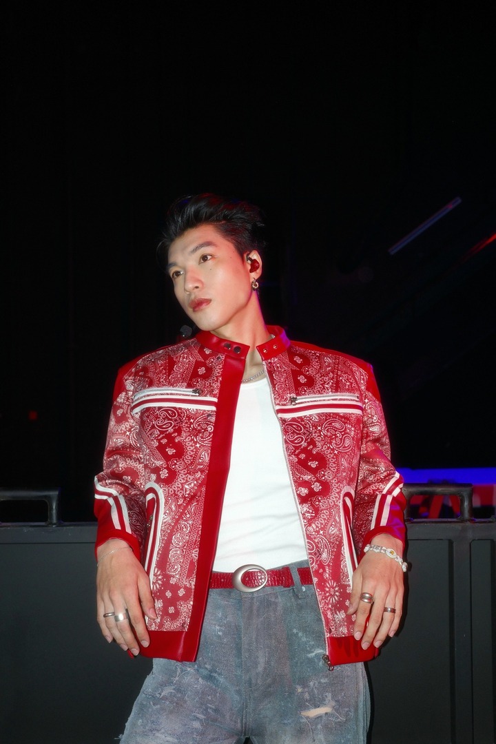 Tuổi Tuất hợp với các màu đỏ, hồng và tím nhạt. (Ảnh: HIEUTHUHAI)