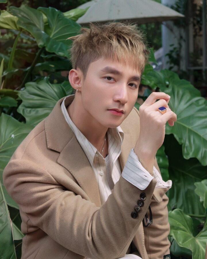 Việc lựa chọn màu sắc trang phục phù hợp có thể mang lại năng lượng tích cực cho từng con giáp trong năm mới. (Ảnh: Sơn Tùng MTP)