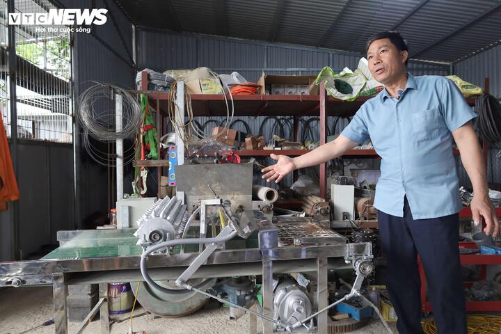Ông Hát giới thiệu chiếc máy gieo hạt năng suất cao do ông nghiên cứu, chế tạo.