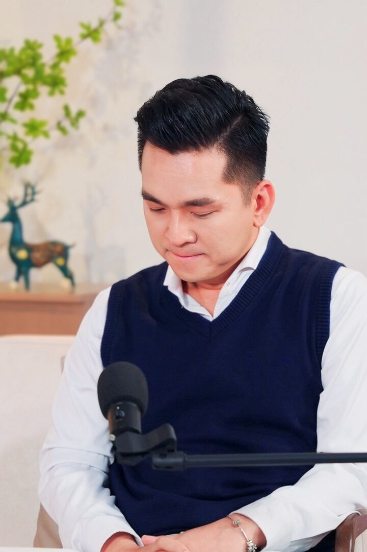 MC Hạnh Phúc khóc khi kể lại thời điểm chiến đấu với bệnh ung thư trong chương trình "Bạn kể tôi nghe''.