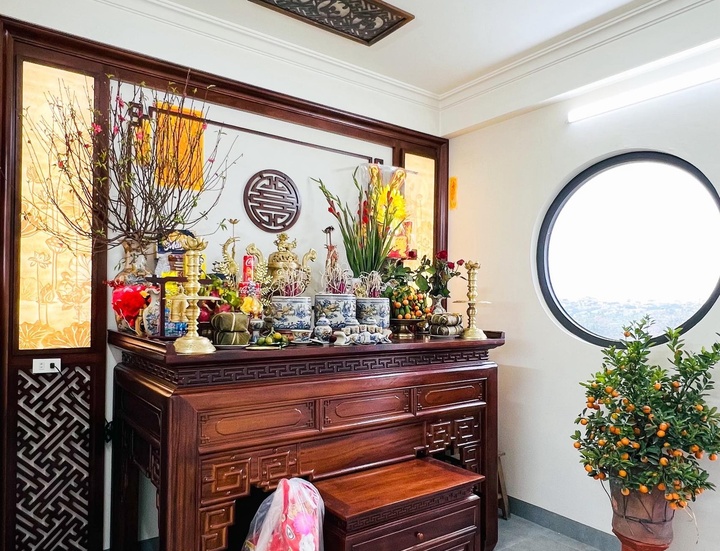 Tỉa chân nhang trước hay cúng ông Công ông Táo trước? (Ảnh: Đình Hòa)