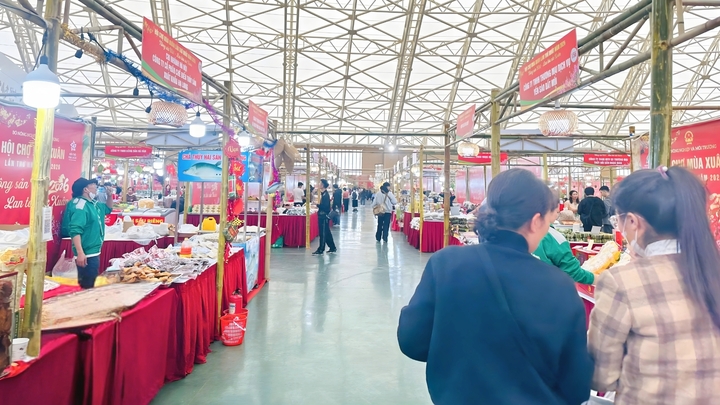 Hàng trăm gian hàng với nhiều lĩnh vực tham gia Hội chợ Mùa Xuân 2026.