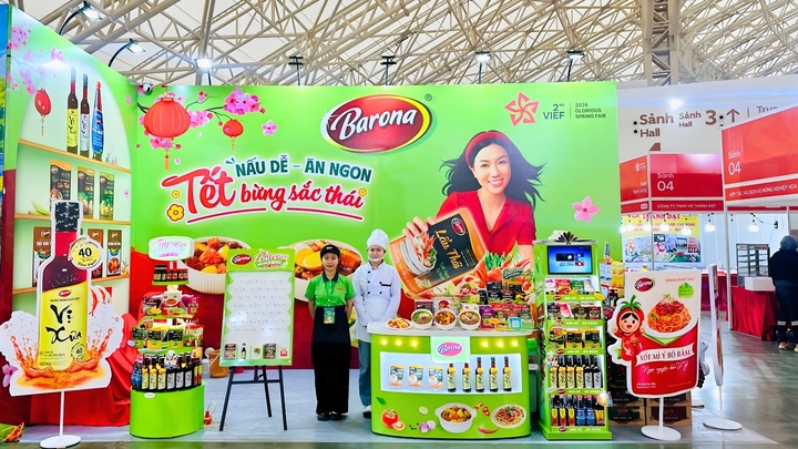 Gian hàng Barona nổi bật với sắc xanh rực rỡ.