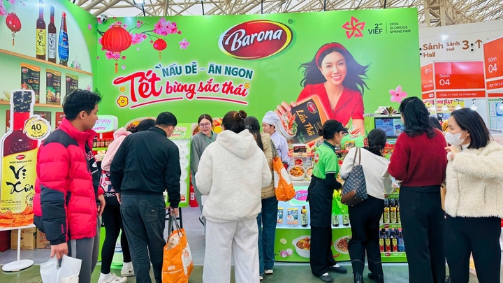 Khách tham quan được trải nghiệm nhiều món ngon hấp dẫn tại gian hàng Barona.