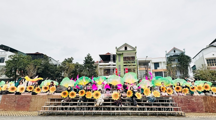 Các tiết mục văn nghệ, chương trình đồng diễn được tập duyệt kỹ lưỡng, chào mừng 85 năm Ngày Bác Hồ về nước trực tiếp lãnh đạo cách mạng Việt Nam.