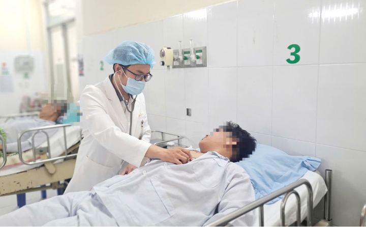 Bác sĩ Bệnh viện Nguyễn Trãi (TP.HCM) thăm khám cho người bệnh.