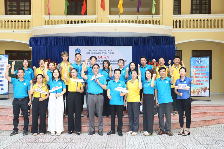 BHXH Thành phố tổ chức lễ ra quân tuyên truyền, vận động phát triển người tham gia BHXH tự nguyện, BHYT hộ gia đình năm 2025.