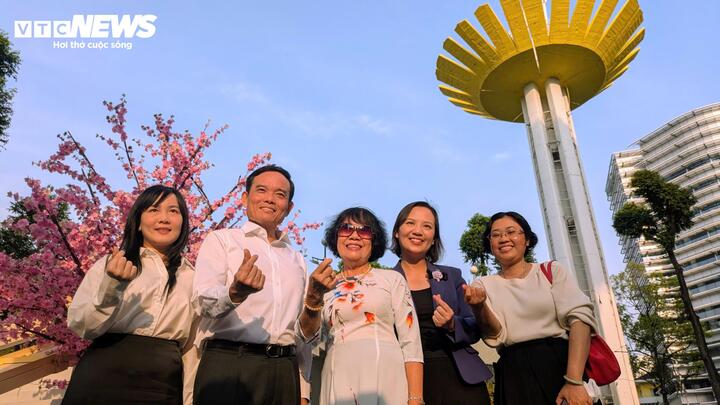 Bí thư Thành ủy TP.HCM Trần Lưu Quang chụp hình với người dân tại khu vực Hồ Con Rùa.