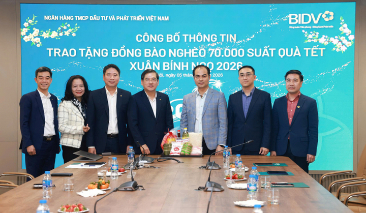 Lãnh đạo BIDV, Công đoàn BIDV và đại diện Ủy ban Trung ương MTTQ Việt Nam, Tổng Liên đoàn Lao động Việt Nam, Công đoàn Ngân hàng Nhà nước Việt Nam tại buổi công bố thông tin trao quà Tết.