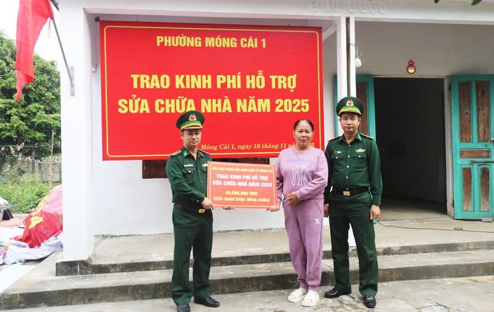 Ngoài nhiệm vụ canh gác vùng biên, Đồn biên phòng Cửa khẩu quốc tế Móng Cái thường xuyên phối hợp cùng chính quyền địa phương hỗ trợ những gia đình khó khăn xây sửa nhà cửa.