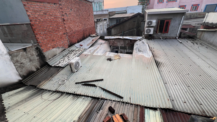 Căn nhà bị cháy nằm trong hẻm sâu gần chợ Cầu (Quận 12 cũ), nay là phường Đông Hưng Thuận.