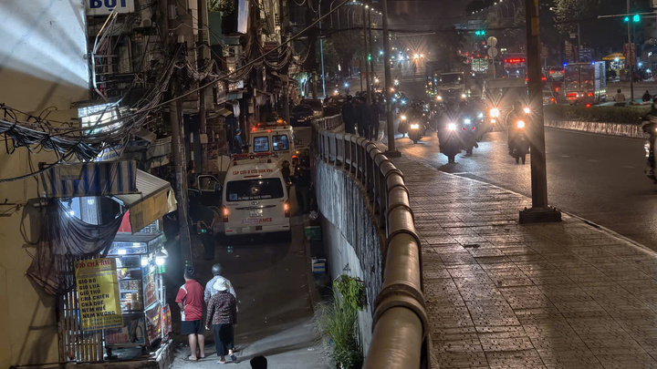 Xe cứu thương túc trực phía ngoài hiện trường vụ cháy.