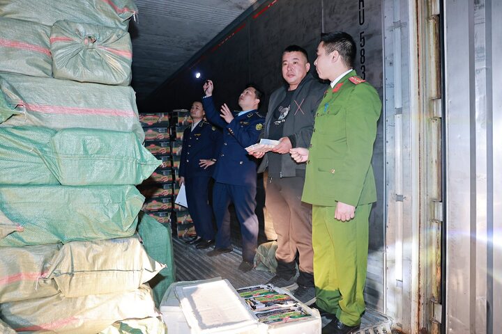 Lực lượng chức năng kiểm tra kiểm tra hàng trên container. (Ảnh: Công an Bắc Ninh).