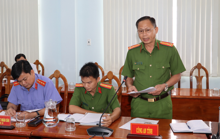 Thượng tá Nguyễn Văn Chót thông tin tại buổi họp báo. (Ảnh: T.X)