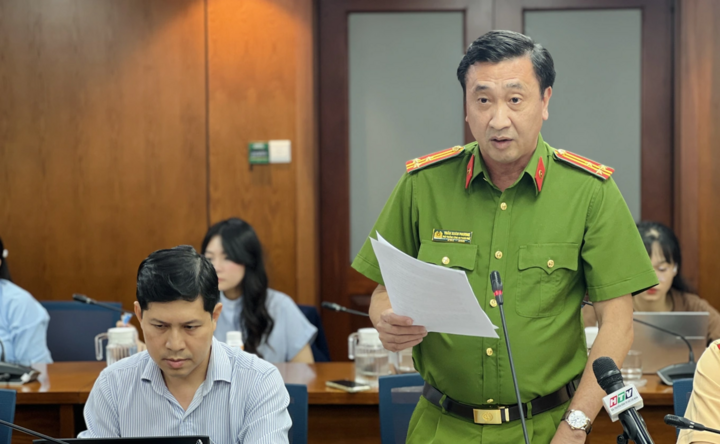 Thượng tá Trần Xuân Phương, Phó Trưởng phòng PC07, Công an TPHCM thông tin tại buổi họp báo.