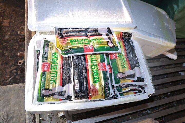 Lạp xưởng thể hiện có xuất xứ từ Trung Quốc. (Ảnh: Công an Bắc Ninh)