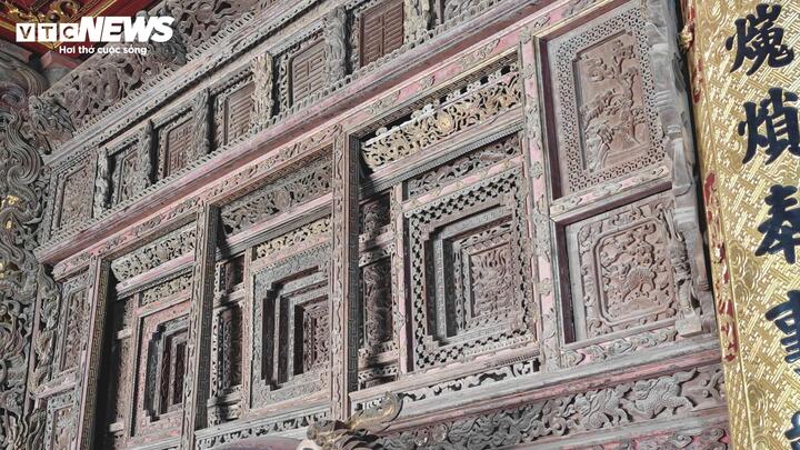 Hệ thống cửa võng và các mảng chạm khắc dày đặc trong tòa Đại bái đình Đình Bảng, thể hiện trình độ nghệ thuật tinh xảo và giá trị kiến trúc đặc sắc của ngôi đình cổ xứ Kinh Bắc.